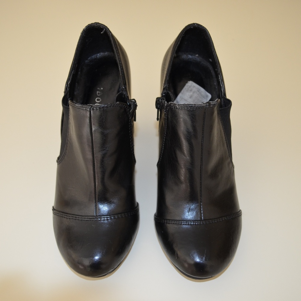 Womens shoes 7 black side zipper